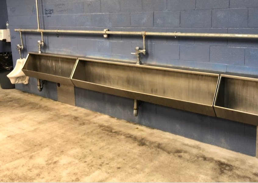 Чоловічі вбиральні на гоночній трасі в Індіанаполісі