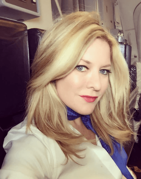 Колишня стюардеса Гізер Пул розповіла чому бортпровідниці носять червону помаду