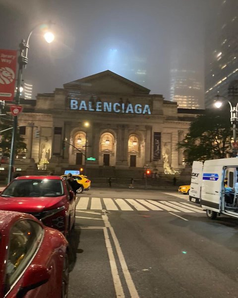 Balenciaga, модный показ, фондовая биржа, спортивная коллекция, Adidas