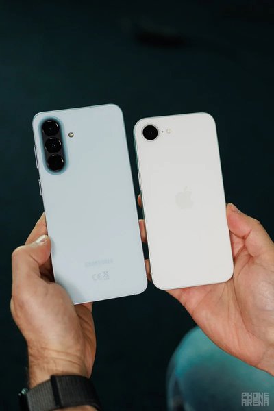 Дизайн Galaxy A57 та iPhone 17e Дизайн смартфонів Galaxy A57 та iPhone 17e