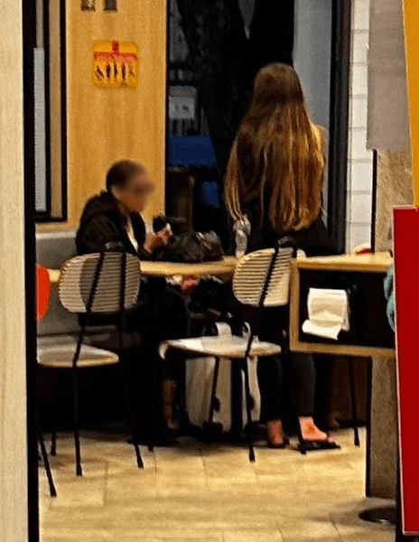 Мати і дочка живуть у McDonald's, вигнали з дому, з валізами на вулиці, живуть у ресторані, сплять на вулиці