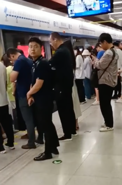 Китаец каждый день тратит на дорогу с работы домой по шесть часов каждый день, для чего он это делает, отношения, любовь