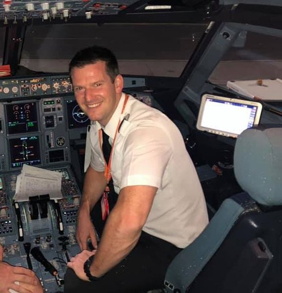 Пилот, самолет, задержка рейса, пассажиры самолета, отправился в отпуск, пассажир вызвался управлять самолетом, кабина пилотов