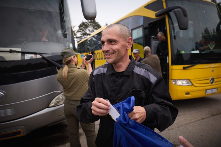 Українські бійці повертаються з полону (фото 4)