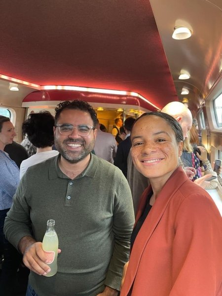 команда дійснейленду Депутатка Саміра Рафаела з колегою-депутатом Мохаммедом Шахімом.