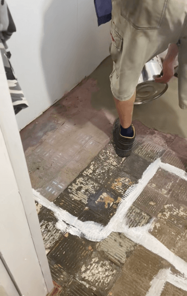 Українка купила будинок у селі