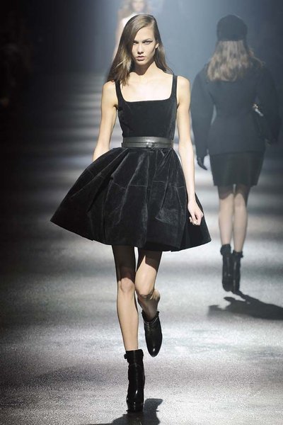 Короткое бархатное платье на Новый год 2020, приталенное платье на Новый год, самые удачные образы на Новый год 2020, образы для молодых девушек на Новый год 2020