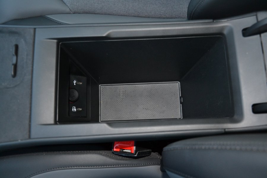 Великий бокс у підлокітнику ховає USB-порти