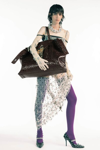 Модель с сумкой-баулом