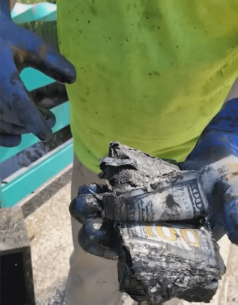 Подружжя знайшло сейф із грошима Подружжя знайшло сейф із грошима, 100 тисяч доларів, риболовля на магніт, знайшли скарб, пошук загублених предметів, сейф в озері