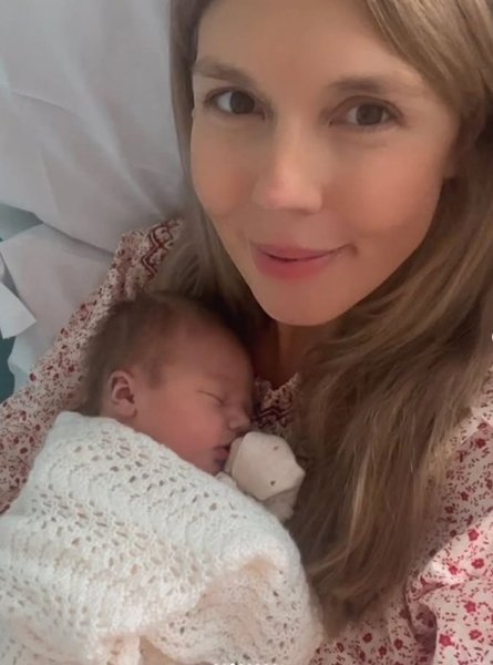 Жена Бориса Джонсона показала новорожденного четвертого ребенка