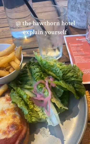 Жінці виставили шалений рахунок за страву зі шматком салату, їжа в закладах харчування, скандал з закусочною