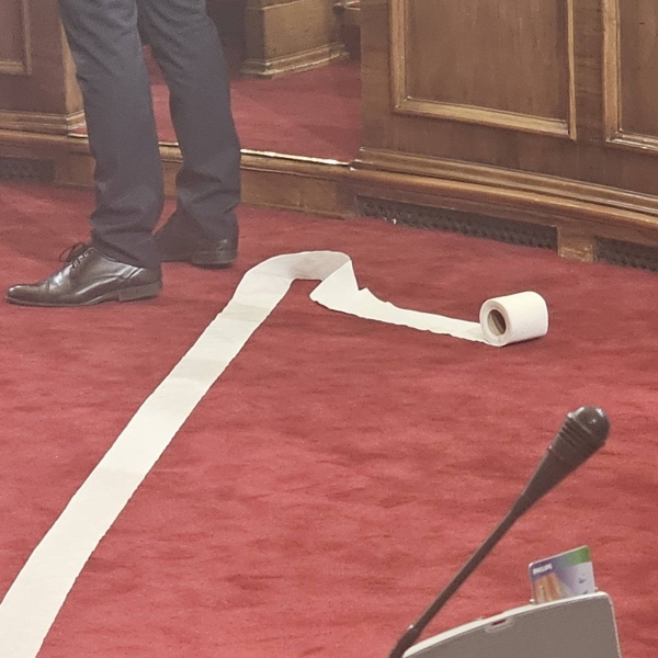 Туалетний папір в парламенті Сербії Сербія, туалетний папір, парламент Сербії, Ана Брнабич