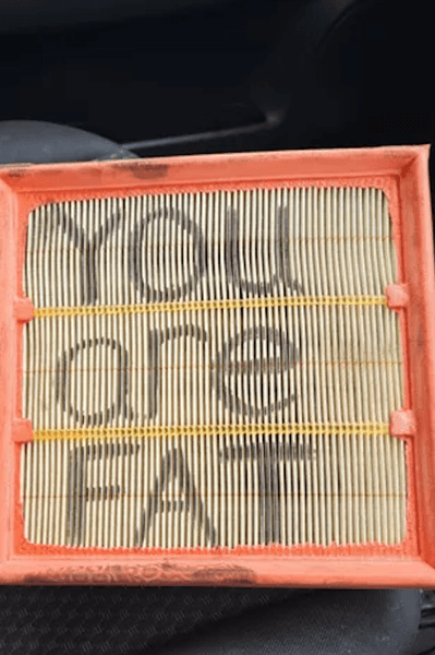 Тайная записка, секретная записка, воздушный фильтр, воздушный фильтр в машине