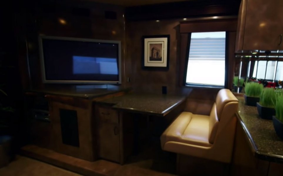 Дом на колесах Брэда Питта, автодом Брэда Питта, дом на колесах, авто Брэда Питта, Брэд Питт