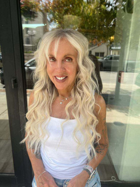 Жінка помітила привид чоловіка Жінка помітила привид чоловіка, чоловік і дружина, покійний чоловік, сімейне фото, дружина побачила привид чоловіка, таємнича фігура