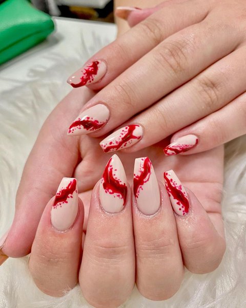 Тренди манікюру Геловіну 2021 — вампіри і кров