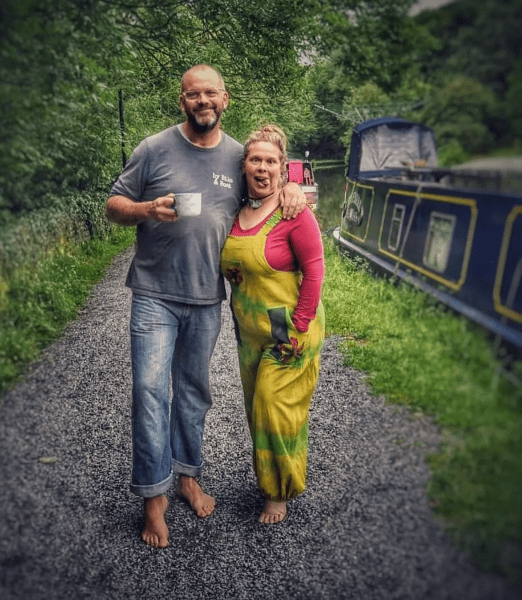 Сім'я вирішила жити на човні Сім'я вирішила жити на човні, старий човен, переробили човен на будинок, життя на човні, сім'я живе на човні, старе судно