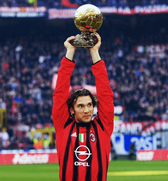 Андрій Шевченко із "Золотим м'ячем", одне з найяскравіших досягнень українського футболу в Європі