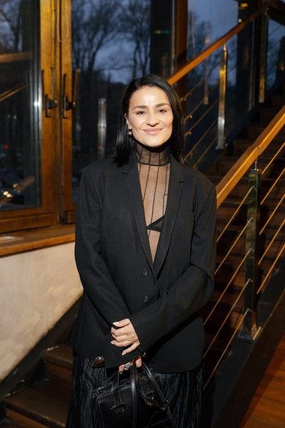 Чтение стихов на берегу Днепра — светская жизнь