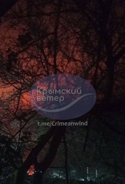 Атака БпЛА в Крыму — в Феодосии пылает нефтебаза — фото В Феодосии во временно оккупированном Крыму вспыхнул масштабный пожар на нефтебазе