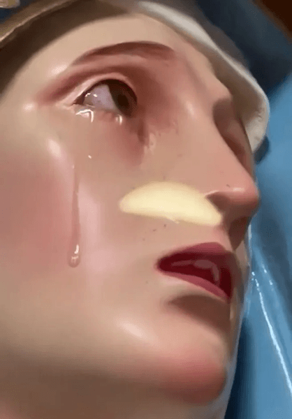 Статуя Девы Марии, статуя Девы Марии "проливает слезы", статуя начала плакать, рост насилие, статуя в церкви, Богородица, обеспечит мир