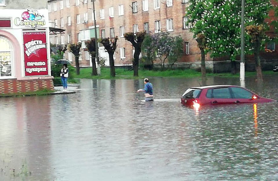Вулиці Червонограда залило водою під час дощу