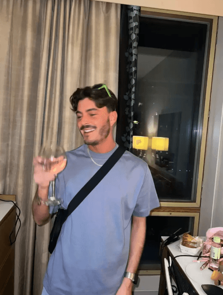 Мужчину уволили с работы, просмотр истории браузера, необычное увольнение, странные поисковые запросы, история увольнения, проблемы на работе