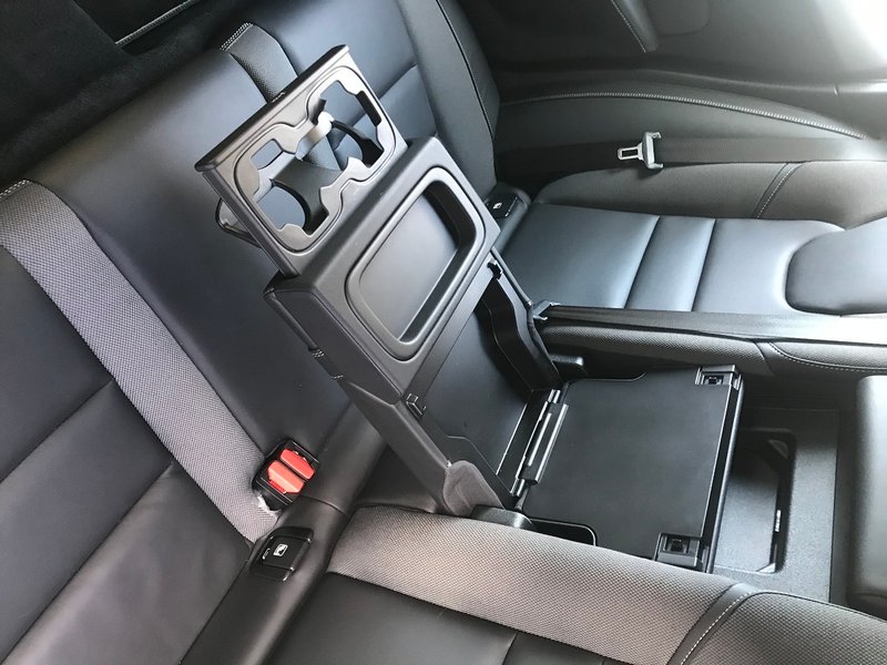 задний подлокотник Volvo V60, второй ряд Volvo V60, Салон Volvo V60, volvo v60 обзор, вольво в60, volvo v60 тест драйв, volvo v60 отзывы, Volvo V60 B4 R-Design