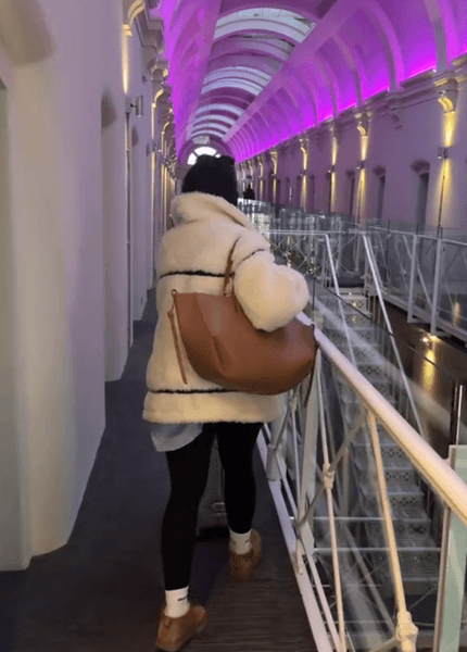 Отель в тюрьме, из тюрьмы сделали отель, старинная тюрьма, старинное здание, роскошный отель, блогер, тюремная камера