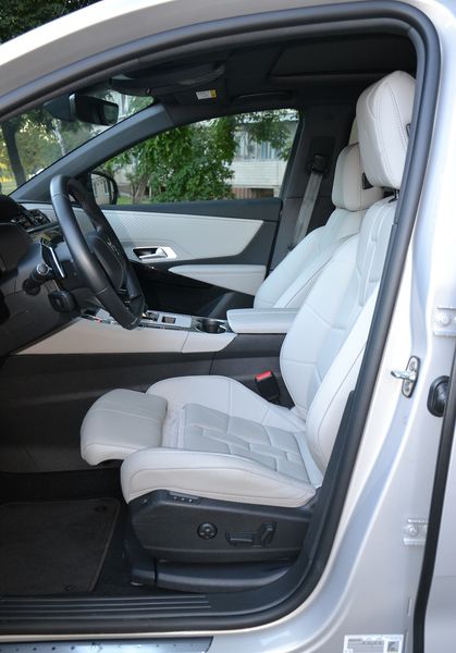 передние сиденья DS7, новый DS7, кроссовер DS7, DS7 E-Tense, DS7 2024