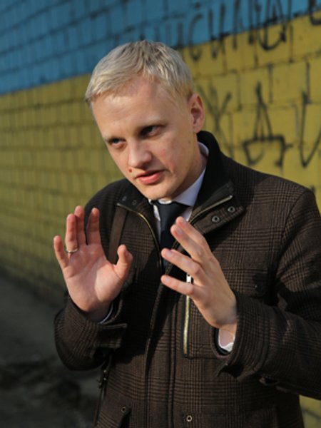 

Виталий Шабунин: "Суд сейчас может убить дело еще на этапе досудебного следствия. Например, детективу нужно получить разрешение на прослушку судьи, он идет к антикоррупционному прокурору. Тот согласовал, обратился в суд. Судья разрешил прослушку и тут же отослал SMS коллеге. Все. Дело проиграно"
