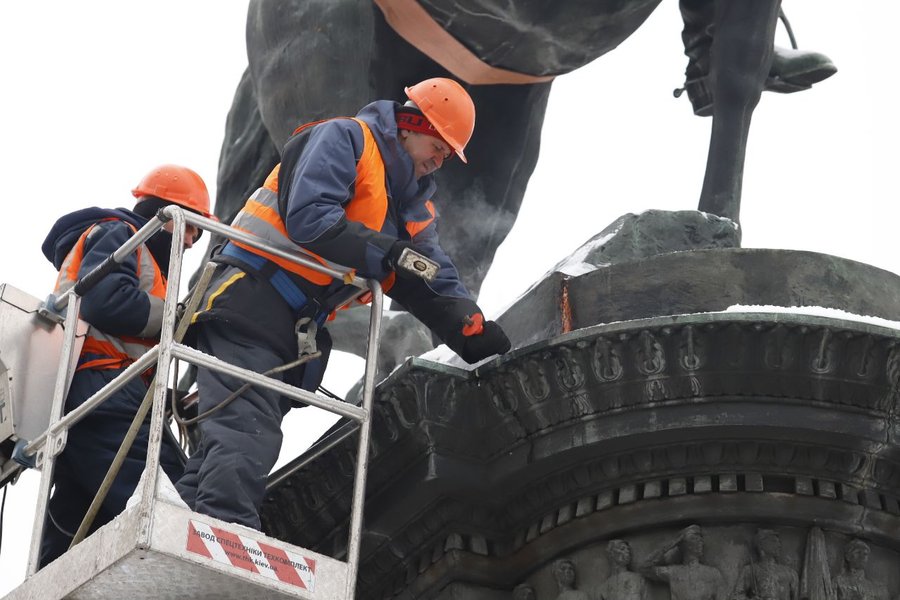 Пам'ятник Миколі Щорсу на бульварі Тараса Шевченка в Києві демонтували і відвезли