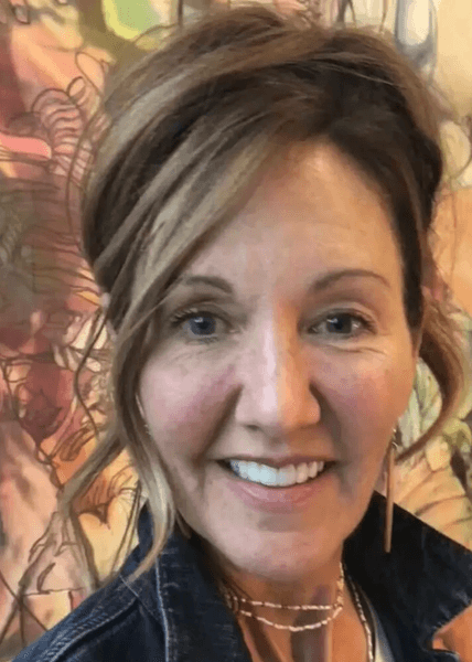 Жена, преживяла клинична смърт, се усмихва на портретна снимка. Портрет на жена, споделяща историята си за белодробен колапс и преживяване близо до смъртта