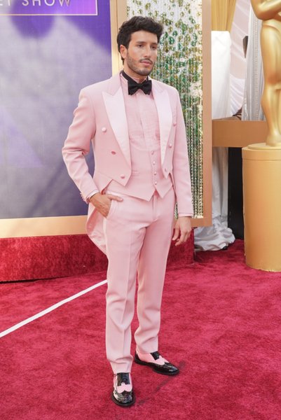 себастьян ятра, оскар 2022, найгірший наряд