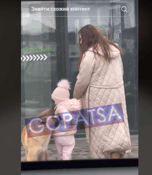 Наталья Могилевская вместе с неизвестным ребенком