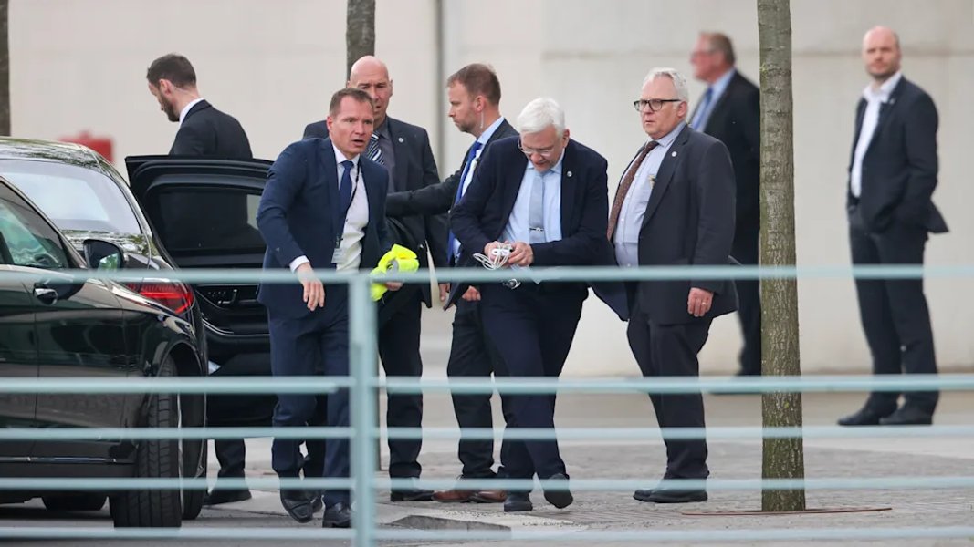 Зеленскому несут смартфон