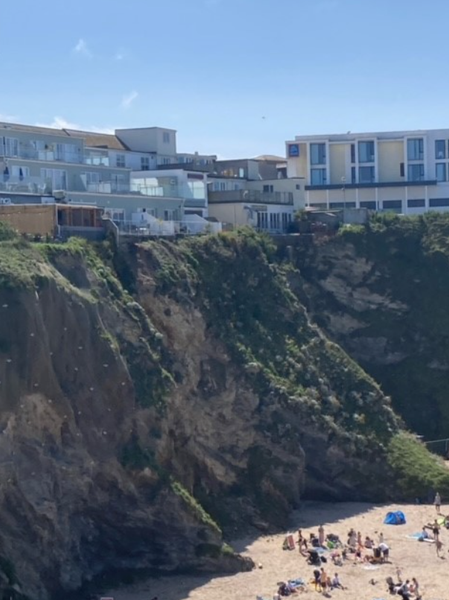 Курортный город падает в море, скала рухнула на пляж, обвал, оползень в курортном городке Ньюквей, Великобритания