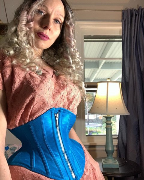 Жінка носить корсет по 23 години на день, тугий корсет, прагнення до рекорду, світовий рекорд, тонка талія, шнурівка корсета