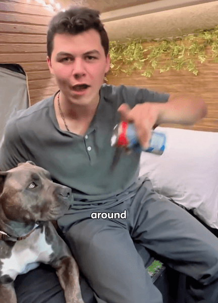 человек живет в грузовике