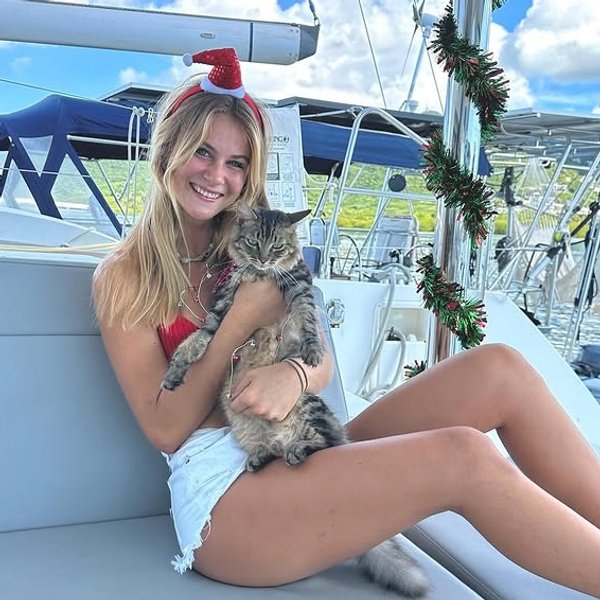 Американка Лорен Лендерс перетнула Тихий океан на яхті з котом