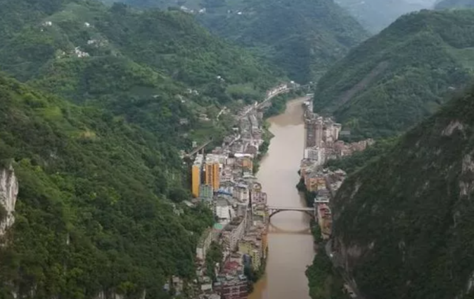 Най-тесният град в света е изправен пред природните бедствия в света Яндзин, Китай