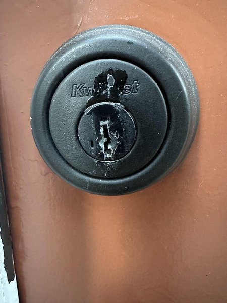 Вхідні двері, дверна свердловина, замок на дверях, замок залили клеєм, спроба пограбування, помста сусідів, конфлікт із сусідами