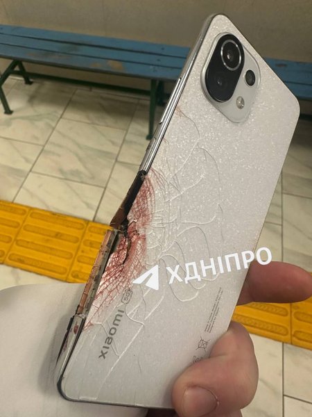 Осколок дрона потрапив у смартфон у Дніпрі