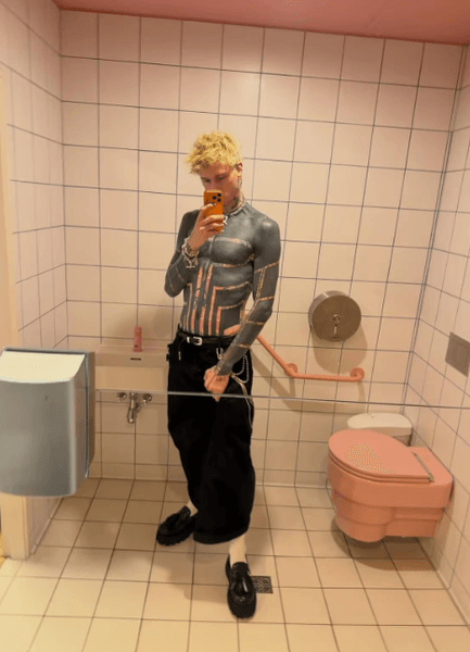 Рэпер Machine Gun Kelly сделал сплошное тату на теле