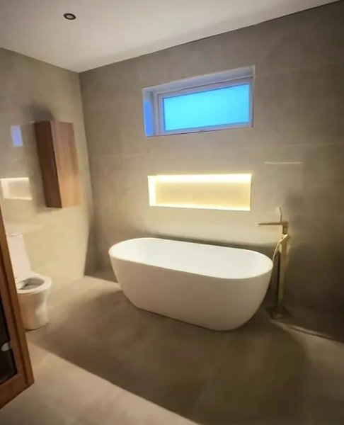 Британське подружжя перетворило занедбаний автосалон на сучасний п"ятикімнатний будинок для сім"ї