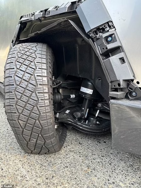 Tesla Cybertruck, кібертрак, кіберстак, туристична пам'ятка