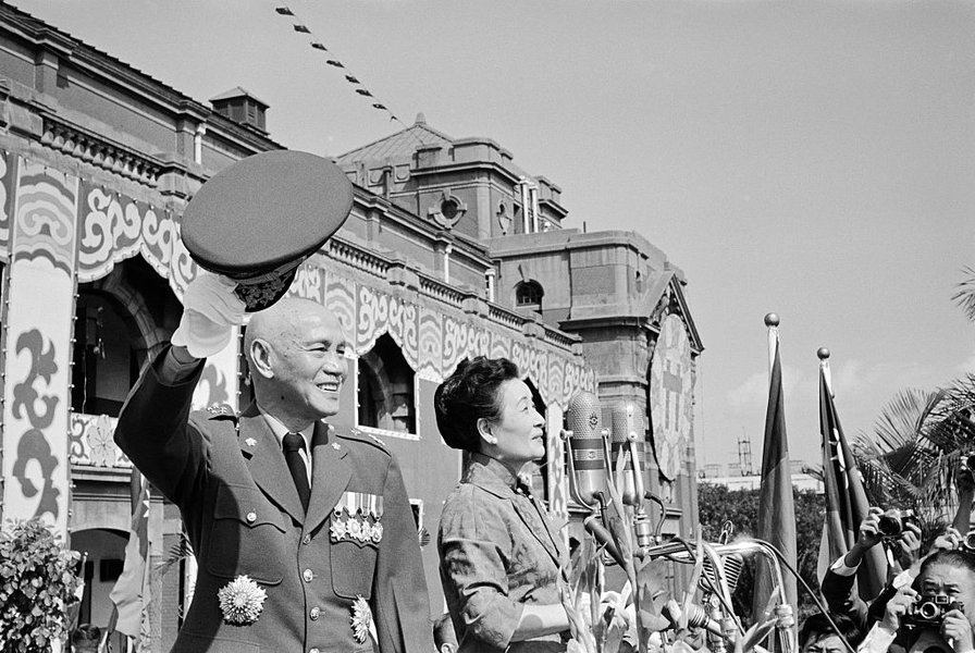 Тайбэй, Формоза: Генерал Чан Кайши и его жена приветствуют тысячи людей, собравшихся под балконом президентской резиденции во время церемонии по случаю Дня Китая 10 октября