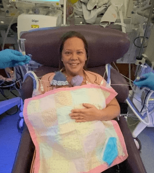 Женщина с детьми, близнецы, брат и сестра, дети, мама, больница,