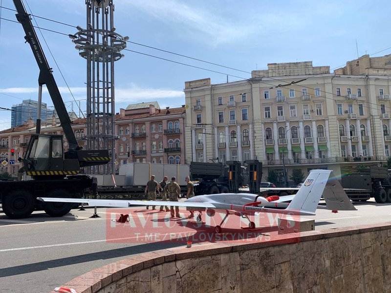 В Киеве на проезжей части собирают БПЛА Bayraktar